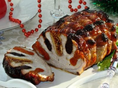 Запеченная свинина с сухофруктами