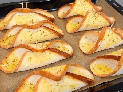 Быстрая закуска из хлеба с сыром и сосисками