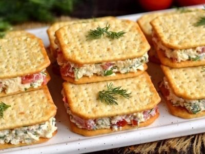 Закуска из крекеров с сыром