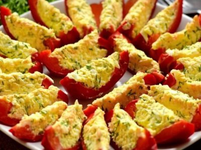 Закуска из перца с сырно-яичной начинкой