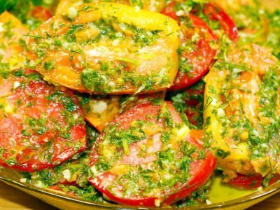 Закуска из помидоров с чесноком