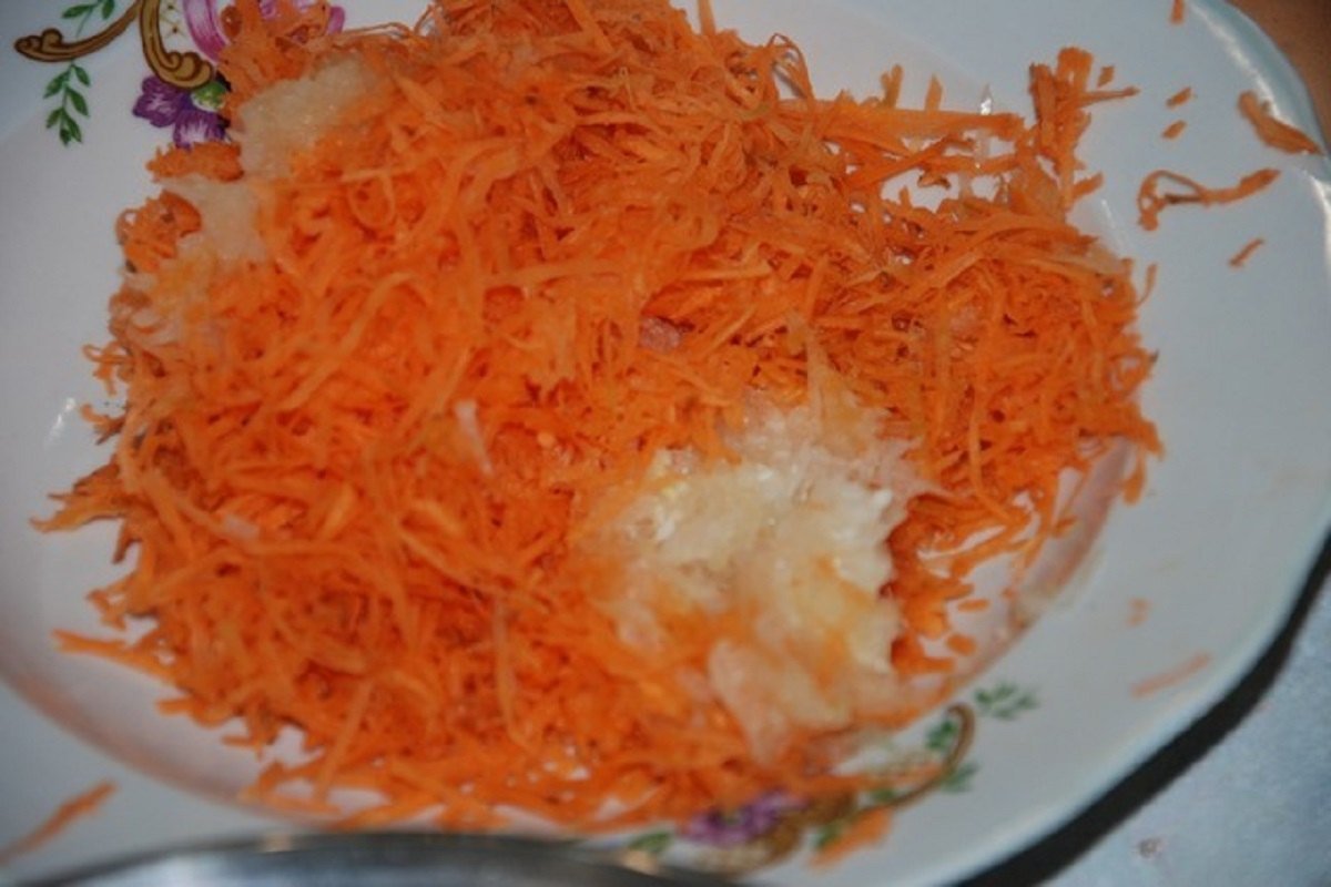 тертые морковь и лук