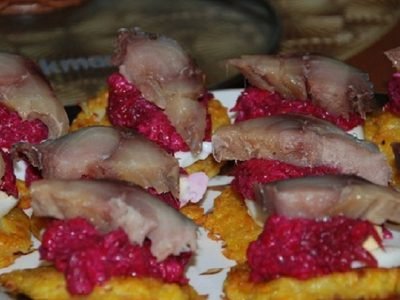 Закуска из селедки и свеклы на праздничный стол