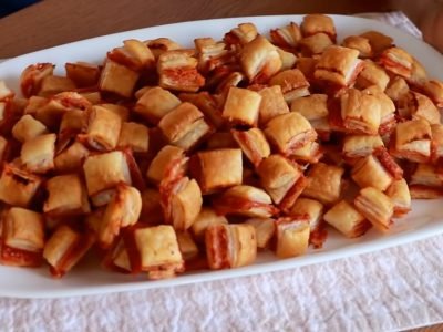 Закуска из слоеного теста с начинкой