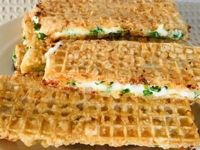 Закуска из вафель с сырной начинкой