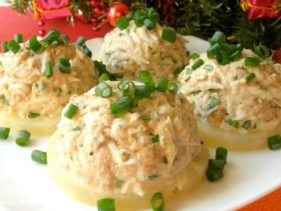 Закуска с тунцом на ананасовых кольцах