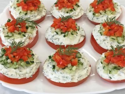 Закуска с творожным сыром и помидорами