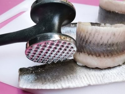 Закусочный рулет из сельди с плавленым сыром