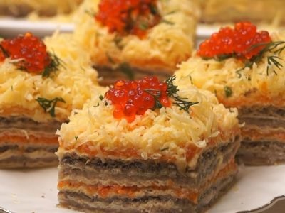 Закусочный торт с сельдью и грибами