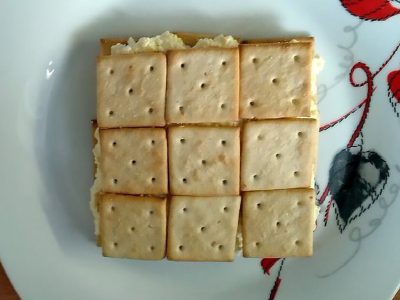 Закусочный торт из крекеров и сыра