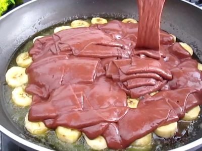 Заливной пирог на сковороде с бананами и какао