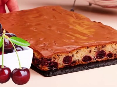 Простой заливной пирог с черешней и шоколадом