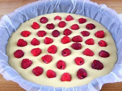 Заливной пирог с малиной на кефире