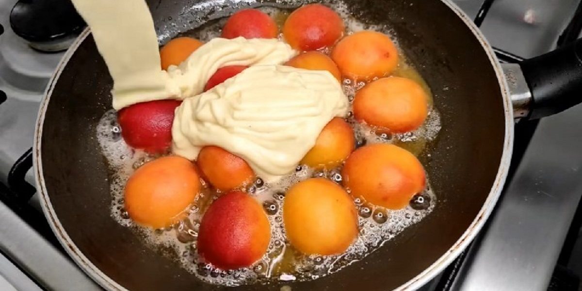 «Не слипнется!»: фирменный персиковый пирог от Бельковича на сковороде