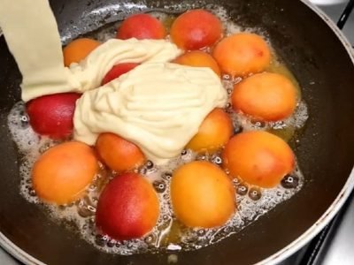 Заливной пирог с персиками на сковороде