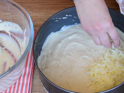 Заливной пирог с твердым сыром и ветчиной