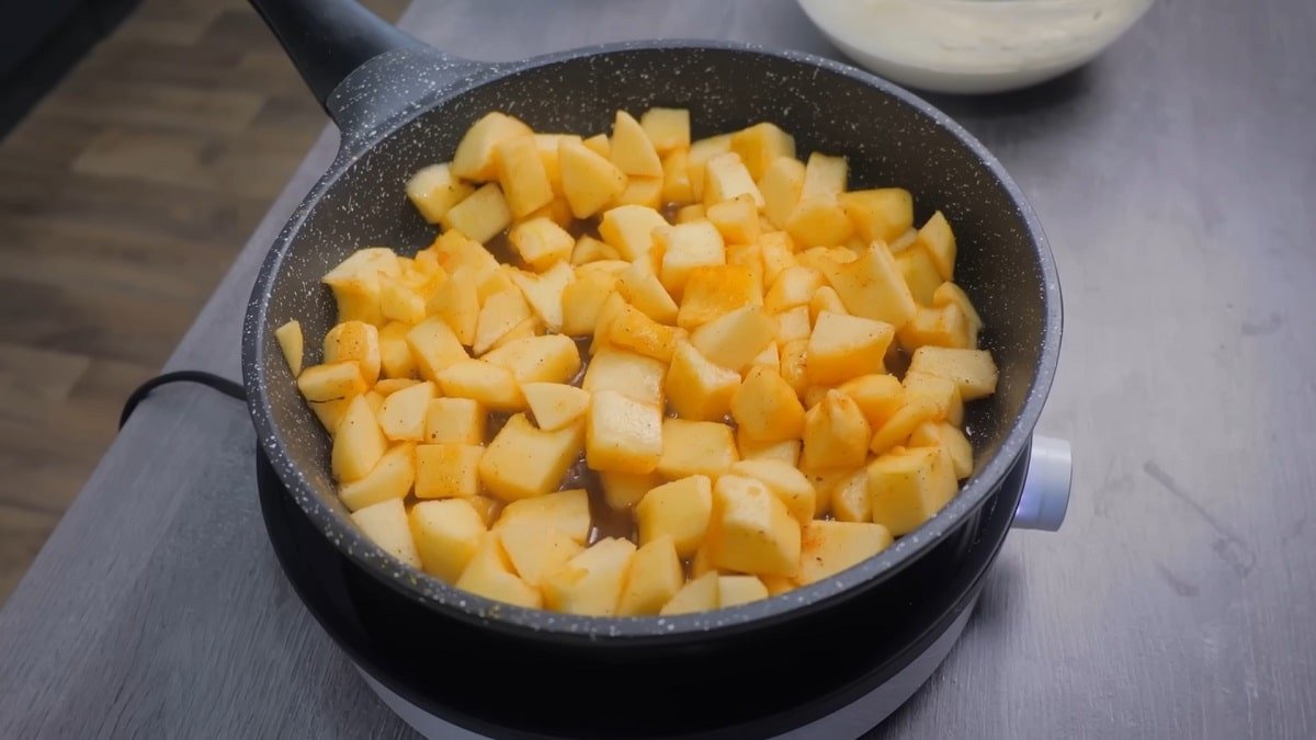 яблоки на сковороде