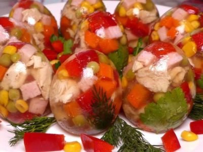 Заливные яйца с курицей и зеленым горошком
