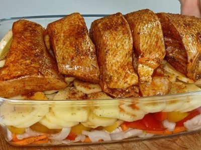 Запеченная рыба в соусе с овощами