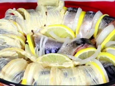 Сочная запеченная скумбрия с лимоном и луком