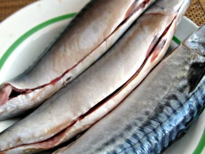 Запеченная скумбрия с орехами и сыром