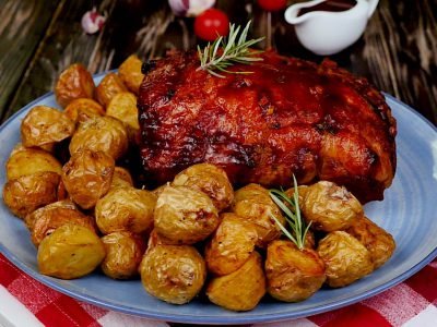 Запеченная свиная корейка с картофелем