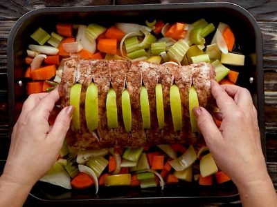 Запеченная свиная корейка с яблоками и овощами