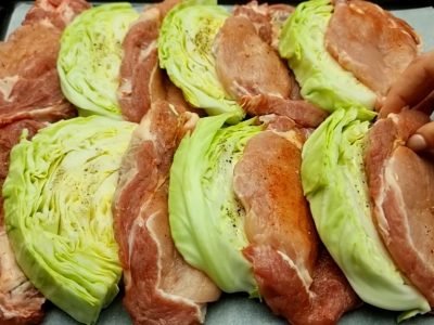 Запеченная свинина с капустой под грибным соусом