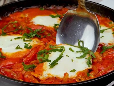 Запеченная яичница с фасолью на завтрак