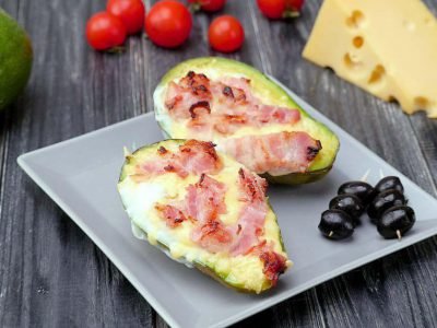 Запеченное авокадо с яйцом