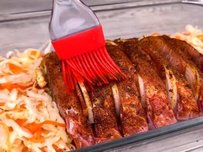 Запеченное мясо «Гармошка» на квашеной капусте