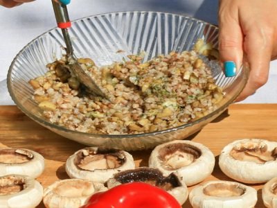 Запеченные фаршированные шампиньоны