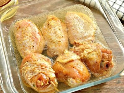 Запеченные куриные крылышки в пиве