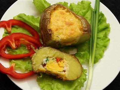 Запеченный картофель с яйцом