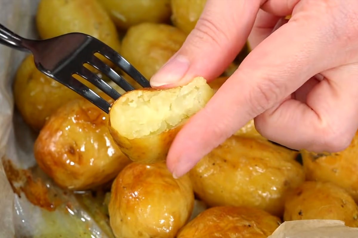 запеченный молодой картофель