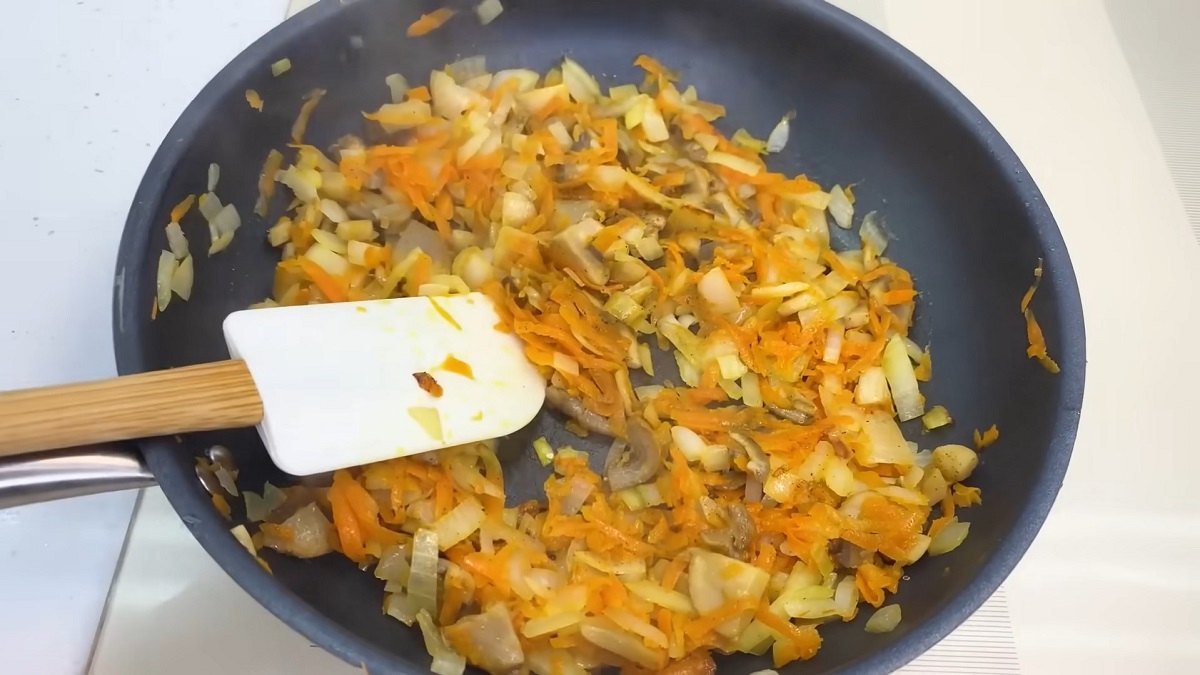 лук, морковь и грибы