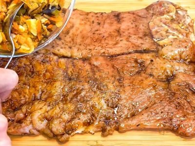 Запеченный рулет из свинины с начинкой