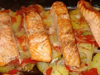 Запеченный с картофелем лосось