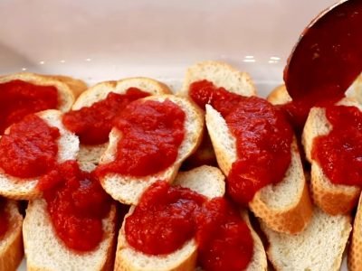 Аппетитная запеканка из багета с томатным соусом