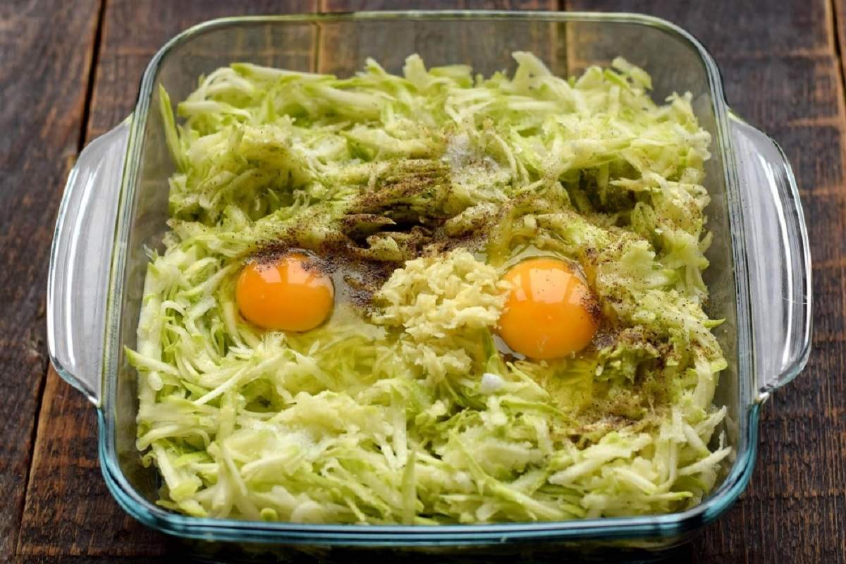 кабачки с яйцами, солью и перцем