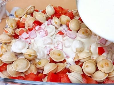 Запеканка из пельменей с помидорами