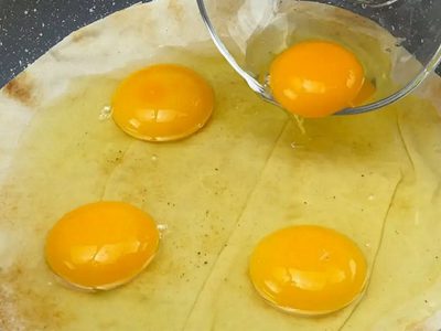 Завтрак из лаваша и яиц на сковороде