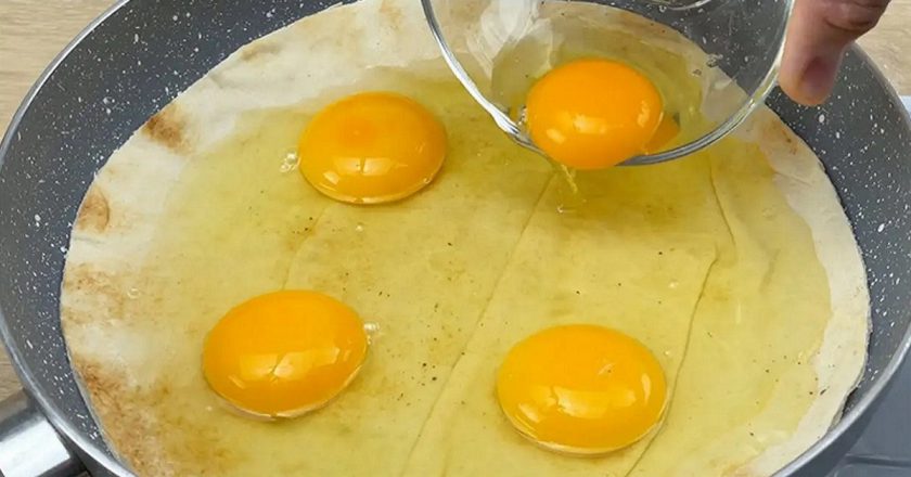 Завтрак из лаваша и яиц на сковороде