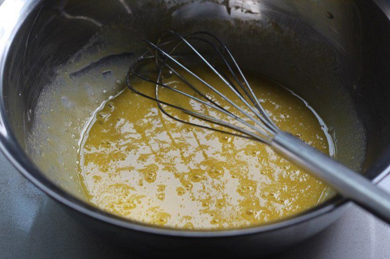 взбитые яйца для бисквита