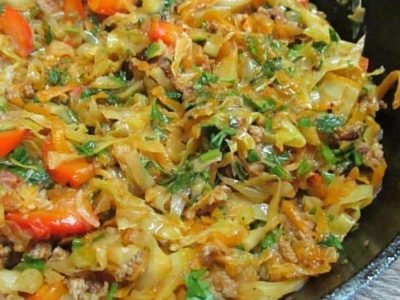 Жареная капуста на сковороде с яйцом