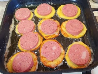 Жареная картошка с колбасой: необычный завтрак