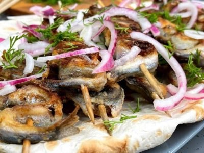 Жареная мойва на шпажках