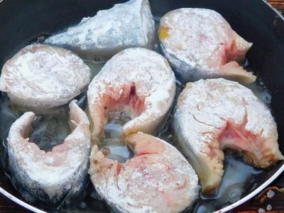 Жареная скумбрия с луком