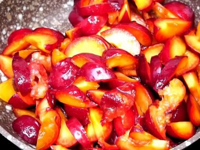 Жареное варенье из слив на сковороде