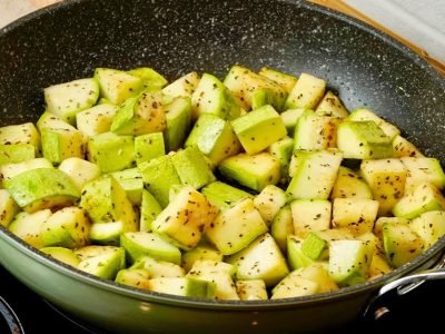 Быстрые жареные кабачки со специями на сковороде